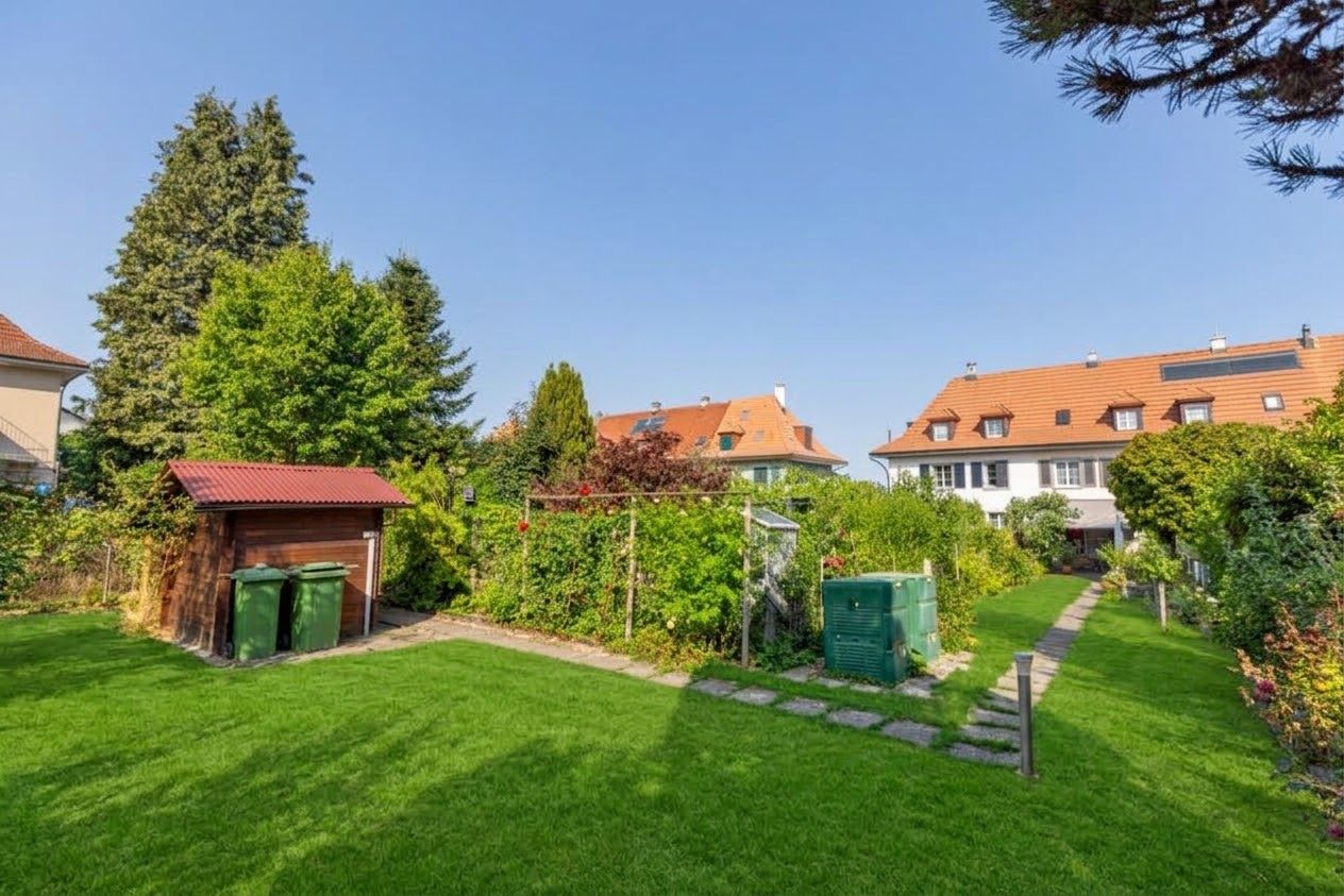 Mit Gartenhaus